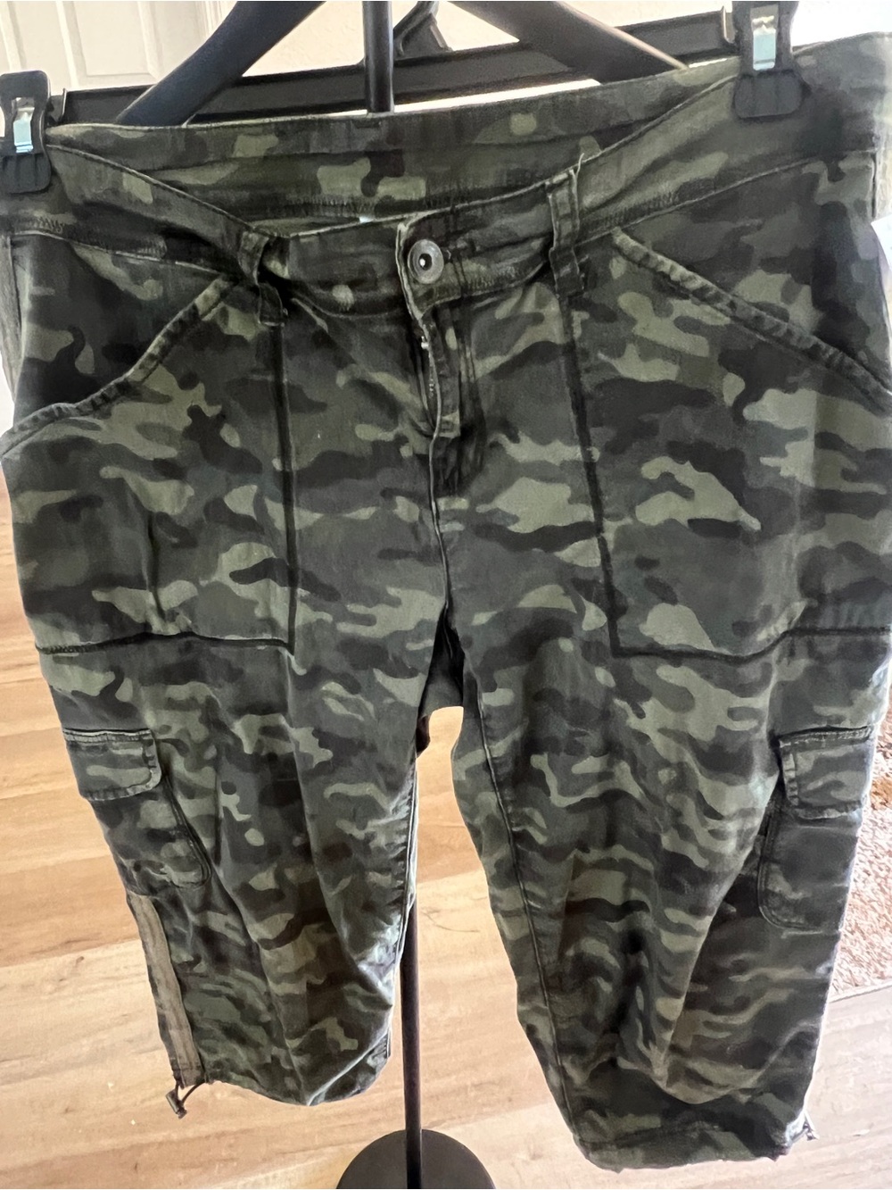 Women s Camouflage Cargo Capris- Dark Green Camo